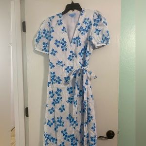 Beautiful dress only wore once perfect for the outdoors